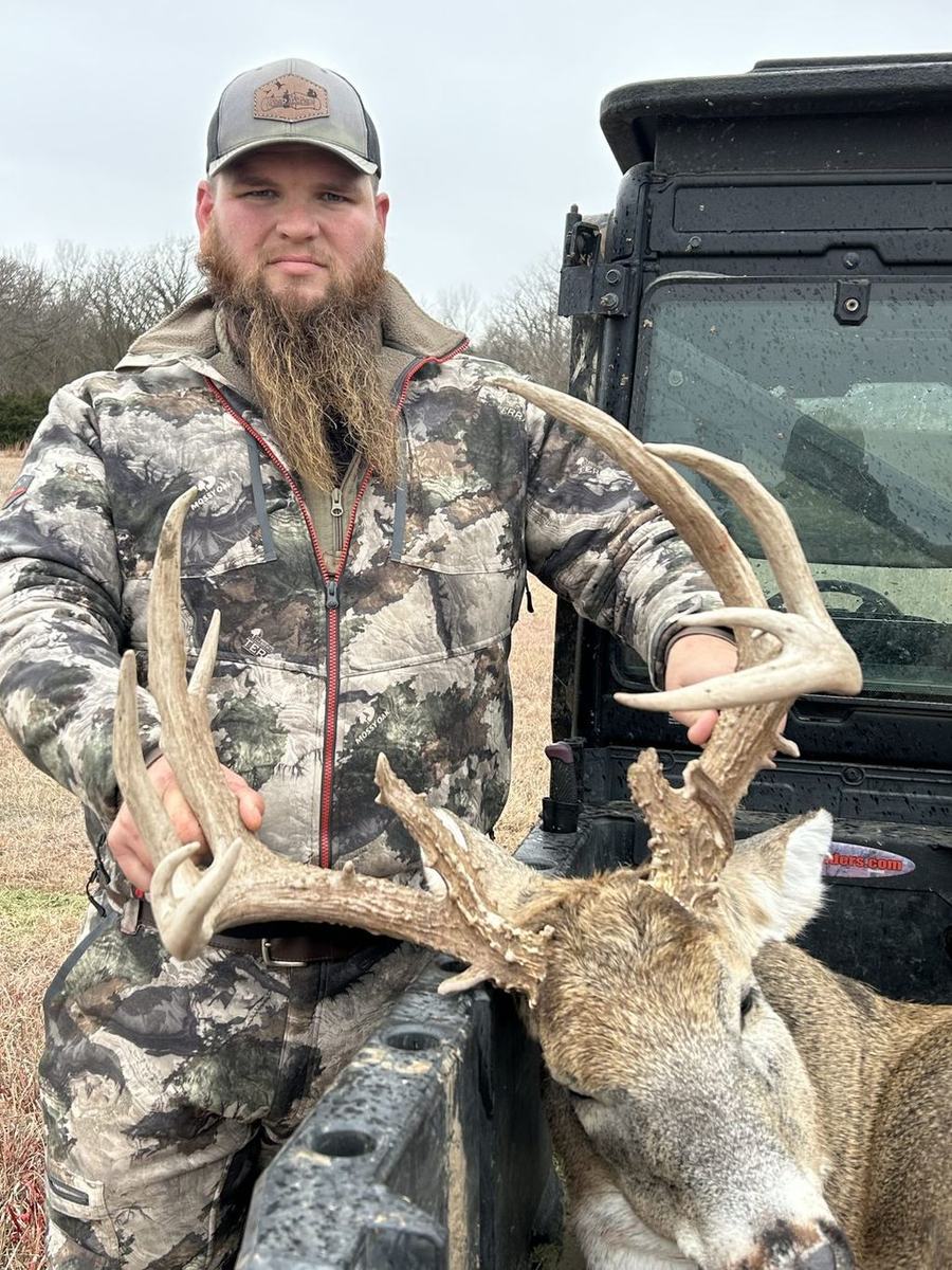 Kansas whitetail hunt at Double D Whitetail Ranch